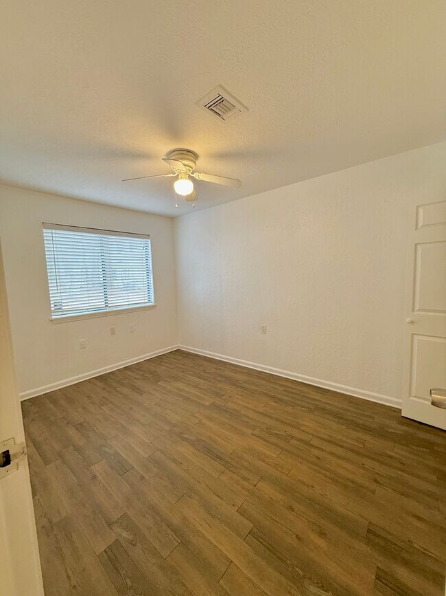 Building Photo - Now available! Charming 2 bed / 1 bath condo in a prime Tallahassee location.