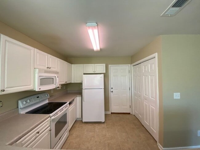 Building Photo - Charming 3 bedroom 2 bath home in Windsor park