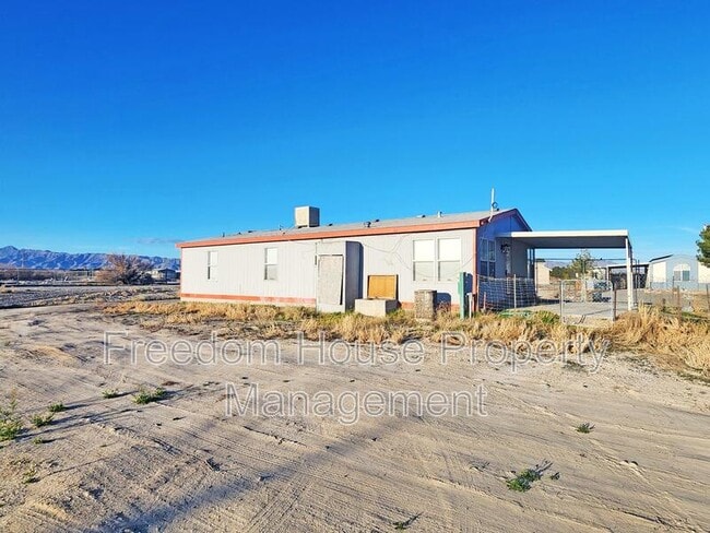 Building Photo - 320 W Comstock Cir S