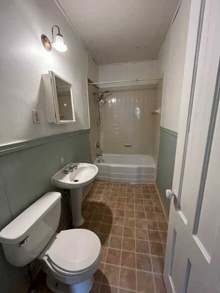 Building Photo - 213 S Lowell Ave