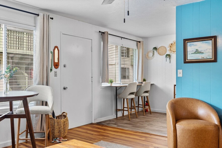 Building Photo - 485 Waianuenue Ave