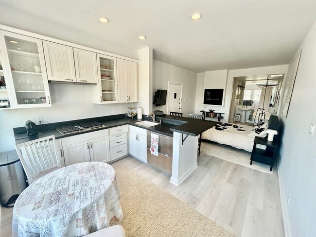 Building Photo - Charming Furnished Marina Studio