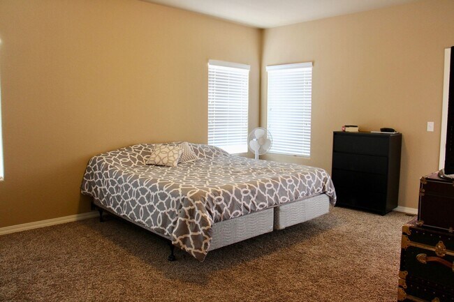 Building Photo - 6 Bed/3 Bath Rancher Close to to the North Side Hospitals
