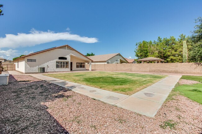 Building Photo - GORGEOUS home in the highly desired Arrowh...
