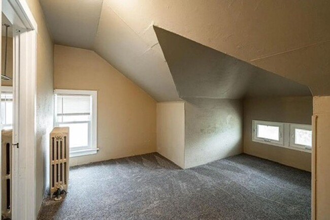 Building Photo - Amazing 5-Bedroom, 2.5 Bathroom Updated Ho...
