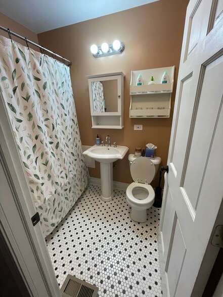 Bathroom - 2251 W North Ave