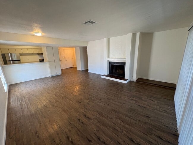Building Photo - Upstairs Apartment Rent Ready!