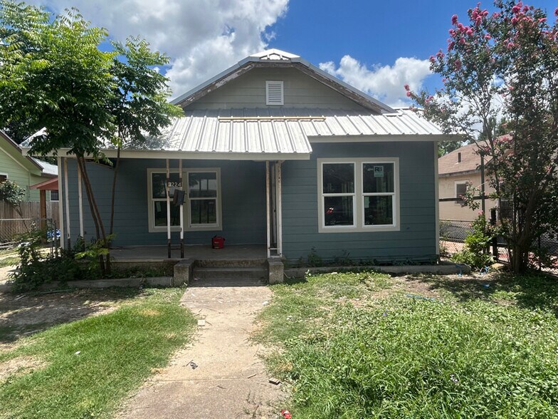 Primary Photo - 3224 W Houston St