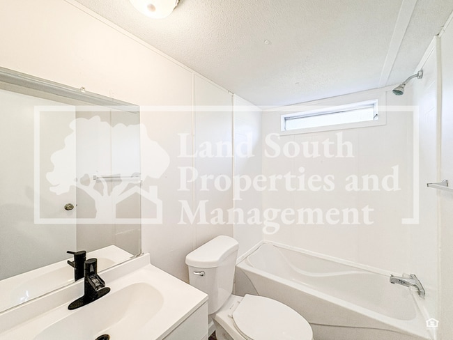 Building Photo - 1977 Meadow Oak Cir