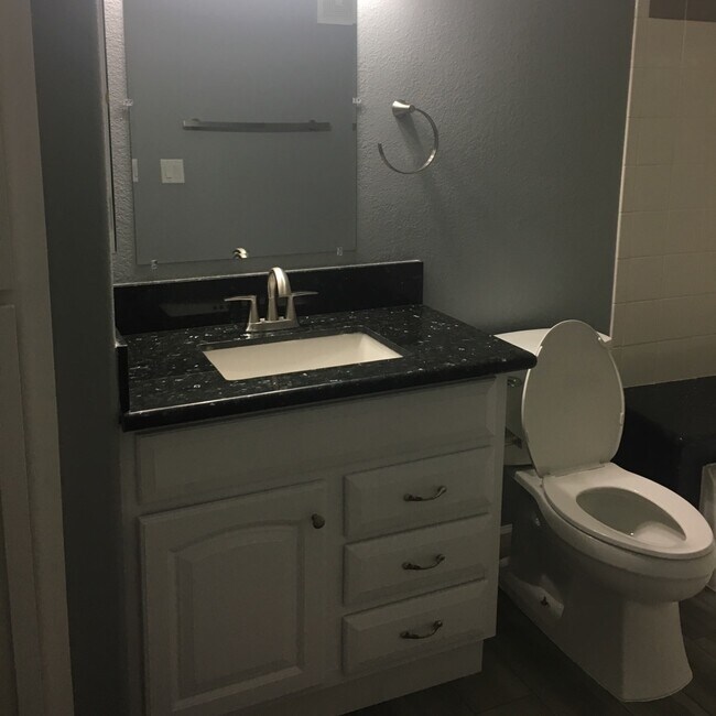 Building Photo - Stylish Upgraded One-Bedroom Condo in a Ga...