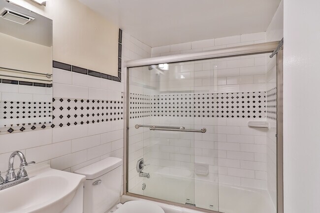 Building Photo - 821 North Carolina Ave SE