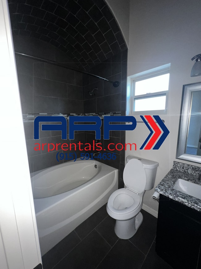 Building Photo - BEAUTIFUL EASTSIDE HOME Open House 09/02/2...