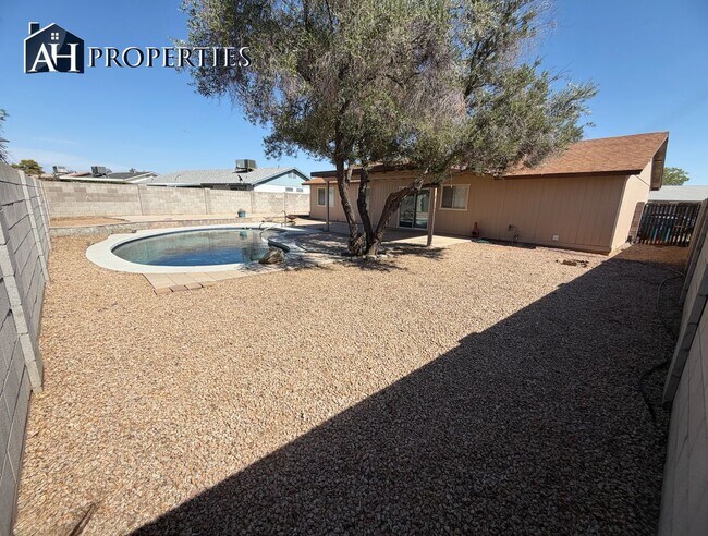 Building Photo - Pool, back yard concrete slab, and RV gate