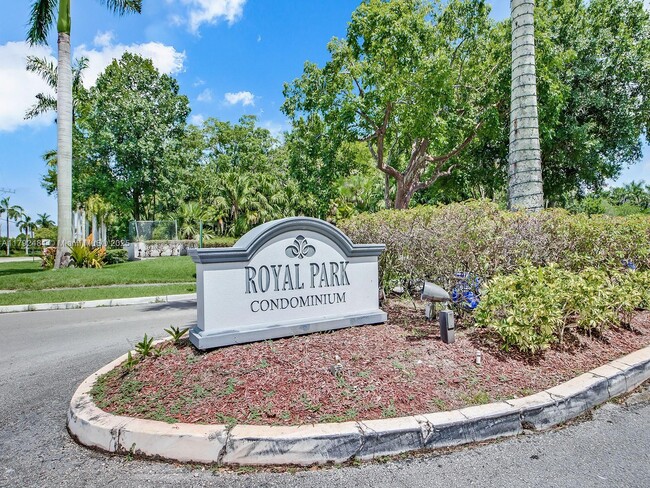 Primary Photo - 108 Royal Pk Dr