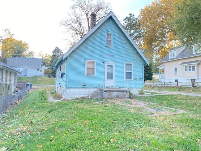 Building Photo - Move-in special. 3 bed 1 bath with a detached garage and large driveway $1250