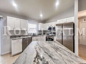 Building Photo - Newly Renovated 3BR/2BTH Fort Myers Home with Bright Layout & New Appliances