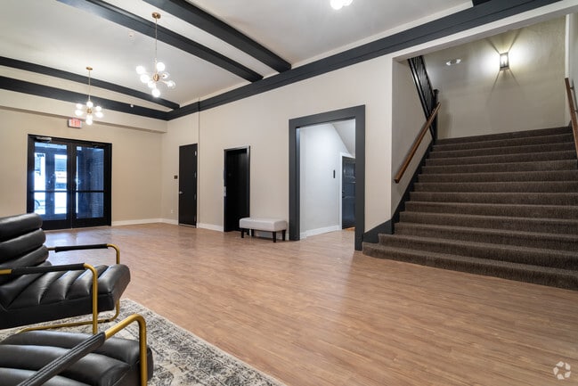 Interior Photo - 122 W Hill St