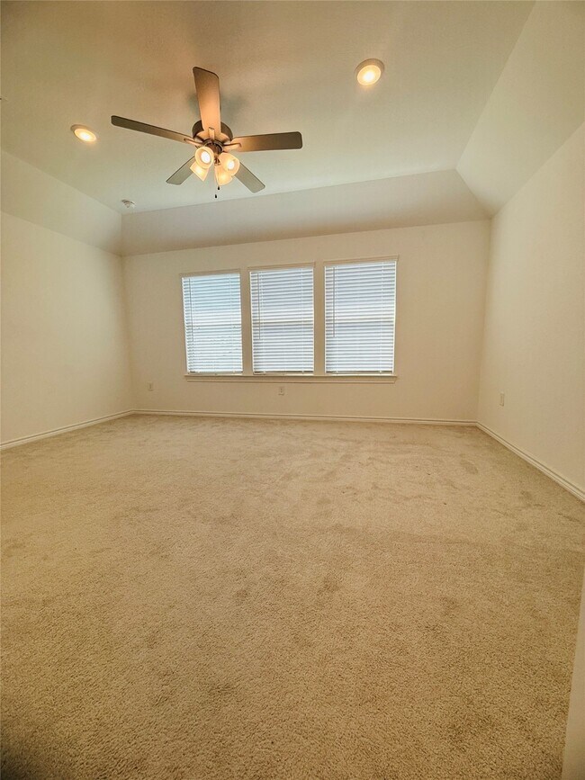 Building Photo - 15826 Dove Holw Dr