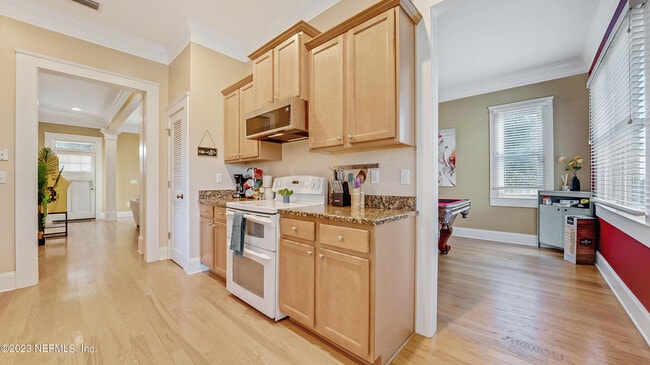 Building Photo - 128 E 9th St