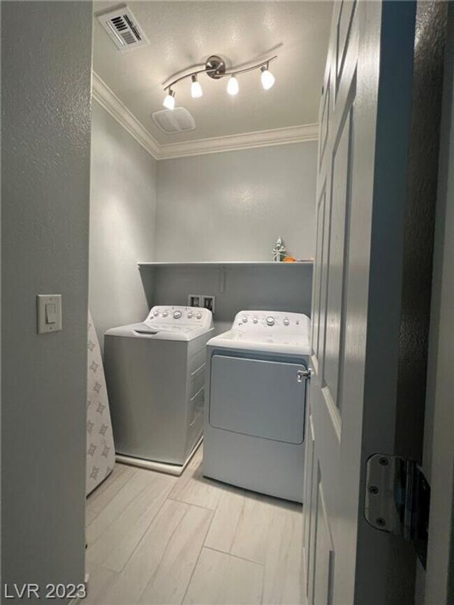 Building Photo - BEAUTIFUL HOME IMMACULATE AND READY TO MOVE-IN