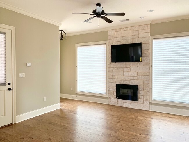 Building Photo - 2807 Village Meadow Cv