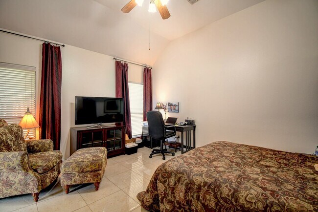 Building Photo - 719 Oak Hollow Dr