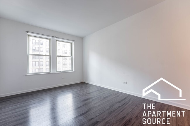 Building Photo - 925 W Carmen Ave