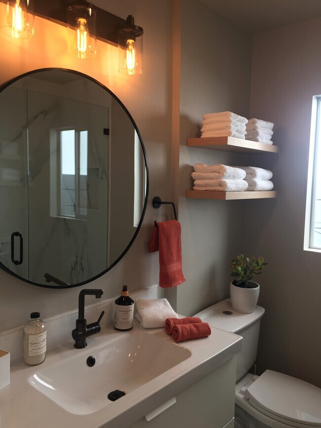 Building Photo - 326 Rosecrans Ave