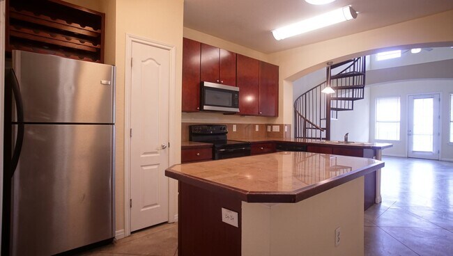 Building Photo - Large 3/2 with Rooftop Pool Walking Distance to UT Austin