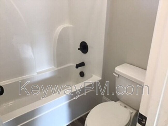 Building Photo - 618 Turtle Crk Ln