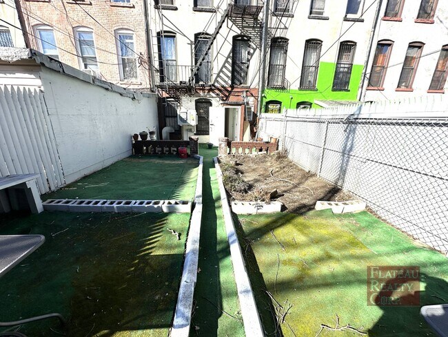 Building Photo - 364 Marion St