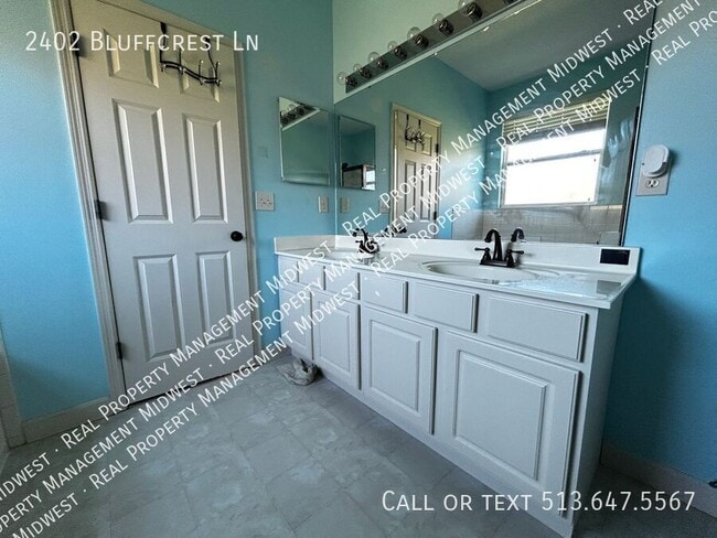 Building Photo - 2402 Bluffcrest Ln