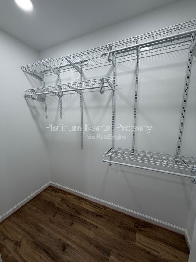 Building Photo - 1900 Selwyn Dr