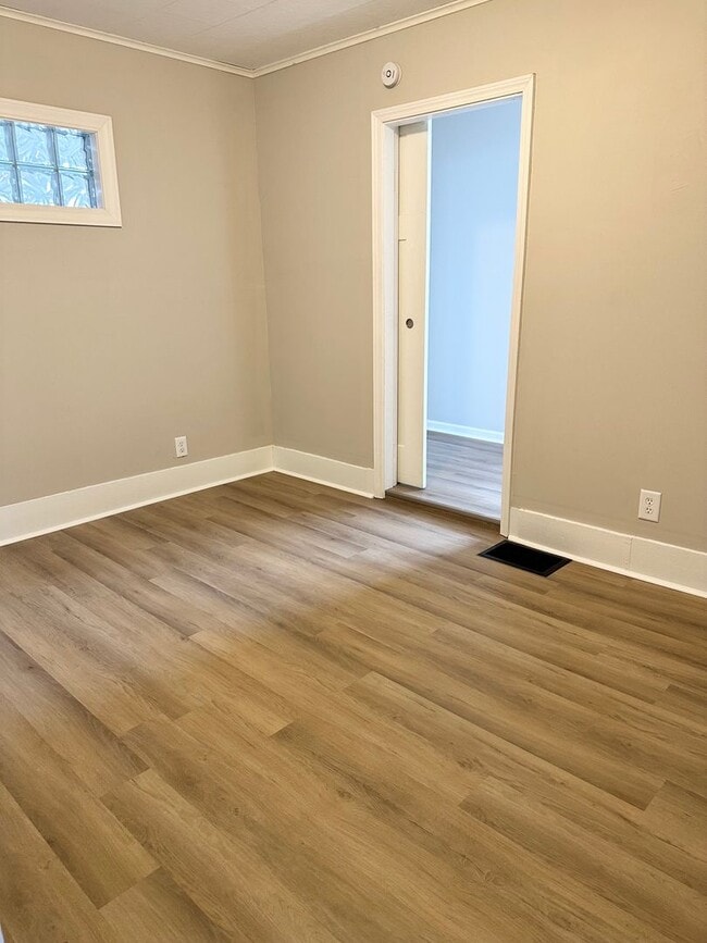 Building Photo - Renovated 3-Bedroom Gem within walking dis...