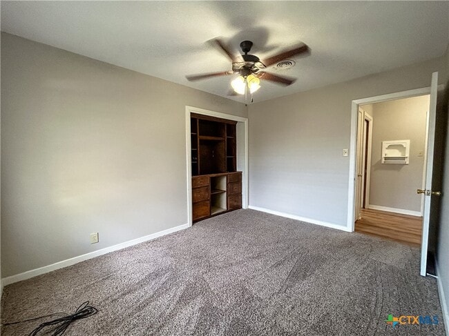 Building Photo - 4902 Dahlia Ln