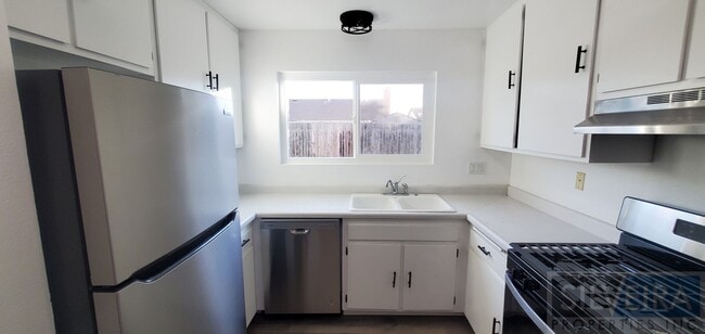 Building Photo - Three Bedroom Home In Santa Maria! Month to Month Tenancy