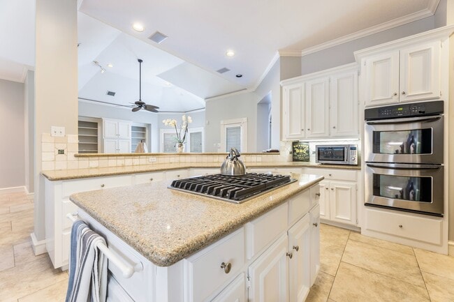 Building Photo - 10 Acorn Cluster Ct