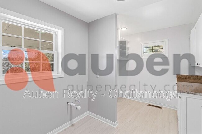 Building Photo - 4430 Lilac Ln