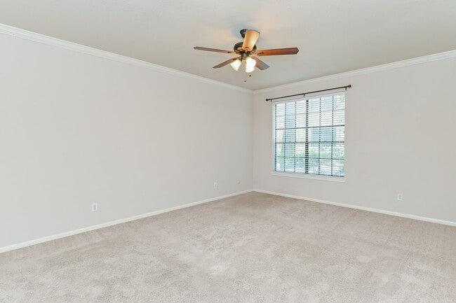Building Photo - 2255 Braeswood Park Dr