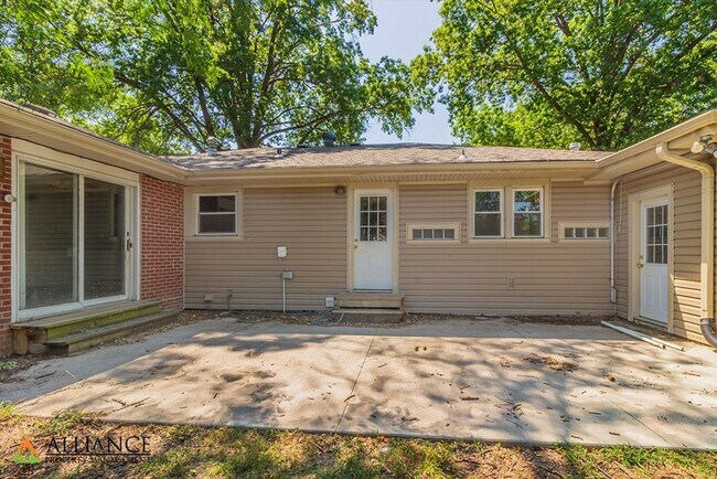 Building Photo - 1526 Jarvis Dr