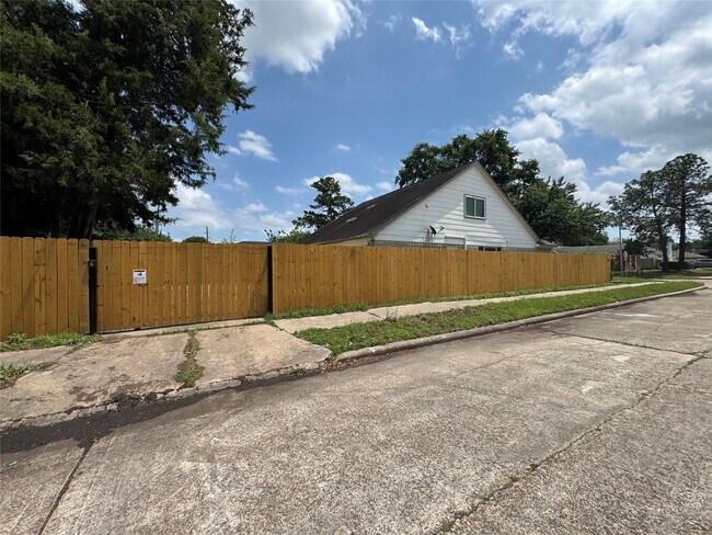 Building Photo - 22018 Elsinore Dr