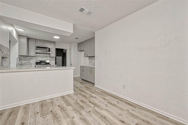 Building Photo - 9831 Orangevale Dr