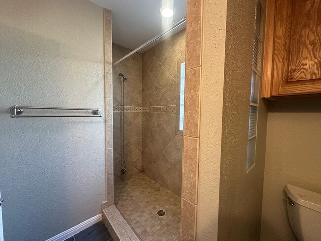 Building Photo - 5 Bed/ 3 Bath