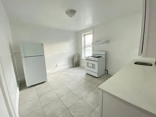 Building Photo - 362 E 198th St