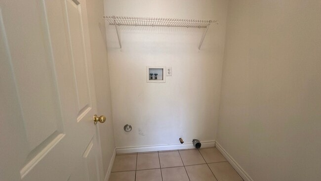 Building Photo - Townhouse in gated community near A.V. Col...