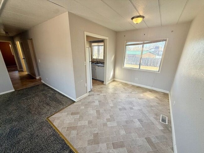 Building Photo - Large 3 Bedroom, 1 Bath Ranch Style Home in South Loveland, CO