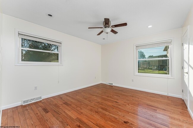 Building Photo - 670 Killarney Dr