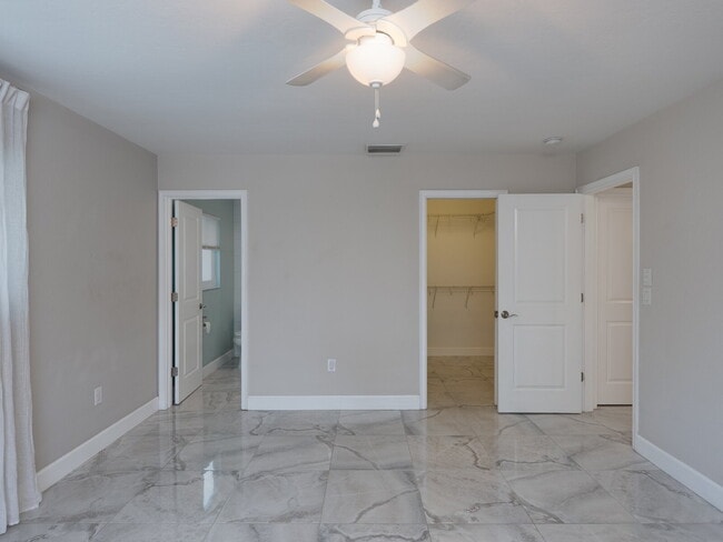 Building Photo - 153 Hourglass Dr