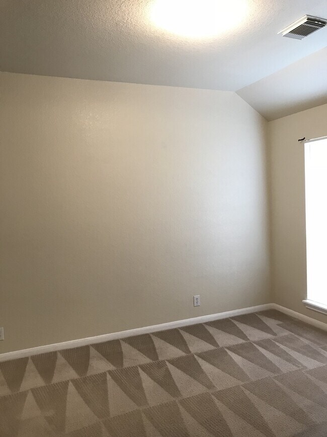 Building Photo - 2520 Crested Heights