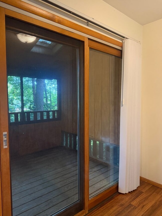 Building Photo - PRICE REDUCED! 2 Bedroom, 1.5 bath Townhou...